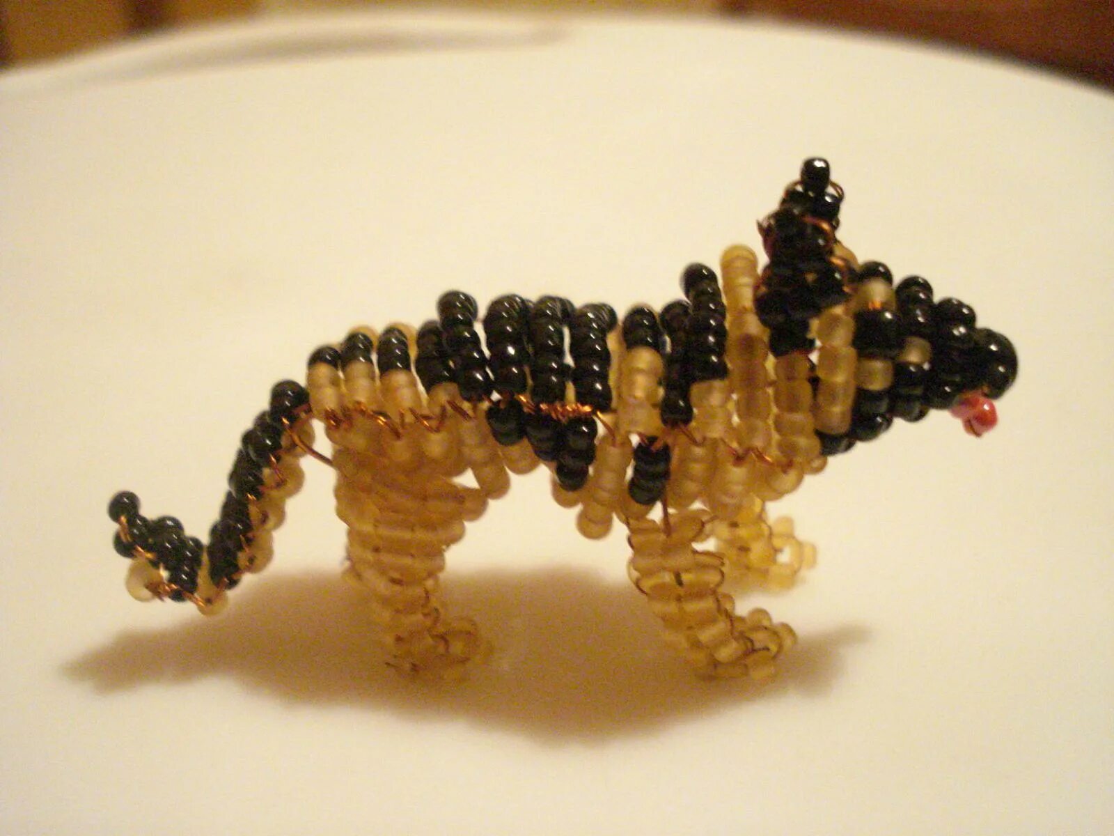 Как сделать собаку из бисера. Собака из бисера объемная. Брошь из бисера собака. Собачка из бисера объёмная. Как сделать собаку из бисера.