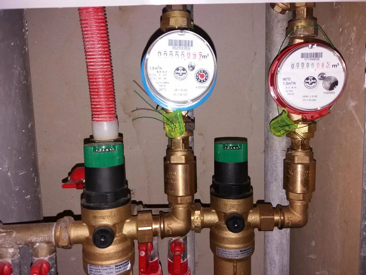 установка счетчиков горячей. счетчик воды в квартире. монтаж водосчетчика. установка счетчиков горячей. счетчики холодный воды д20 хвс.