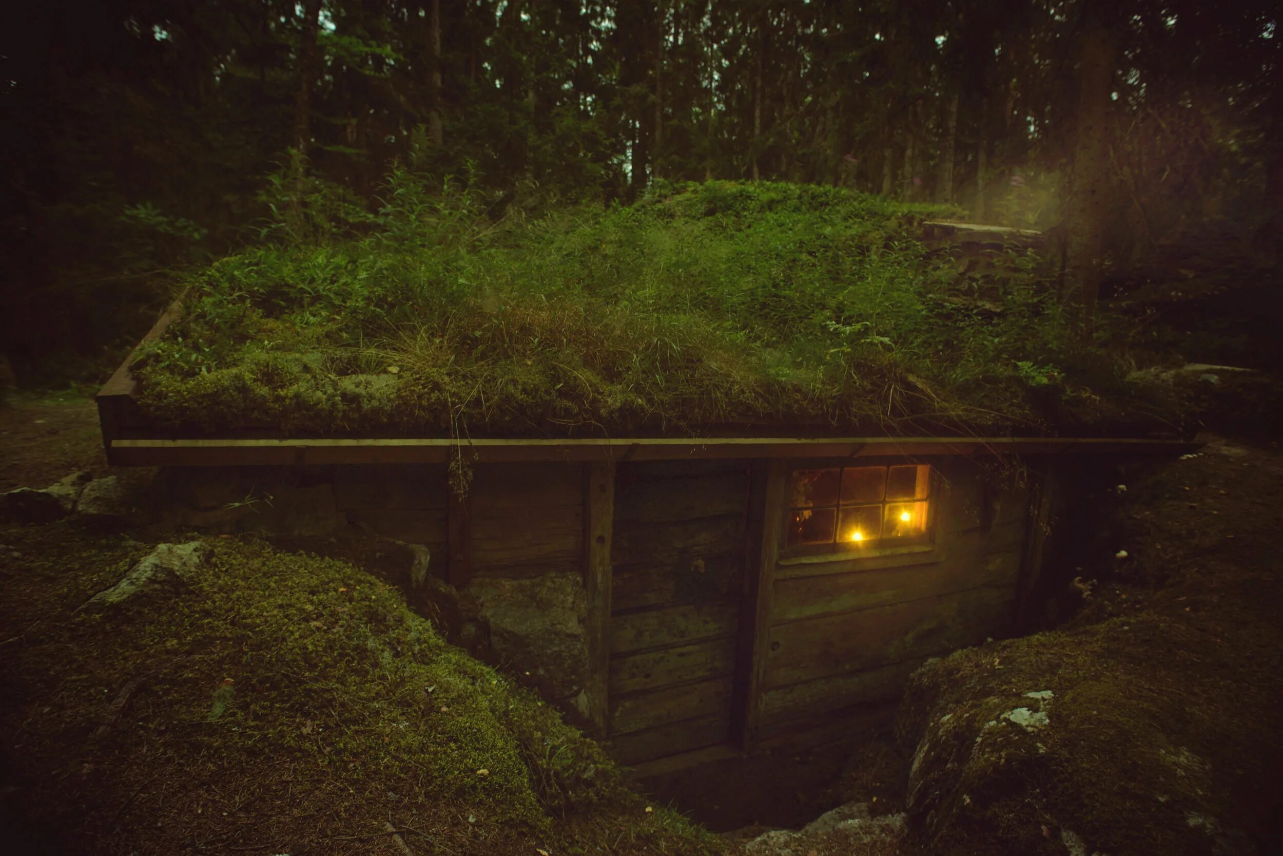 Лесная полуземлянка. Лесная охотничья землянка. Землянка военная. Землянка это жилище. Землянка древних славян снаружи.