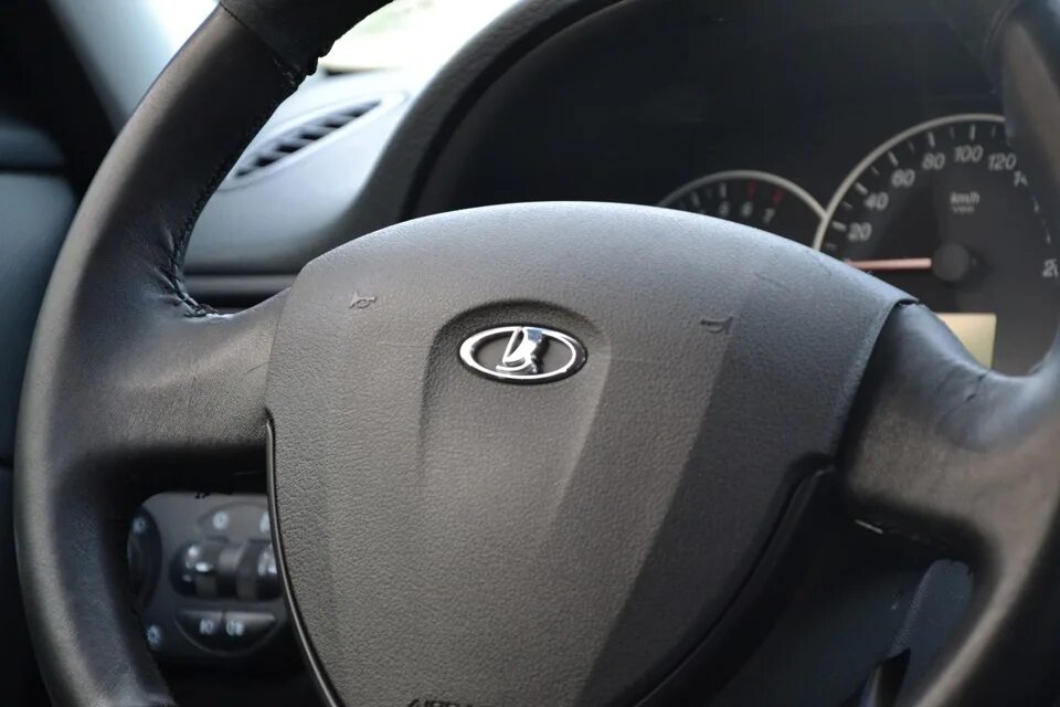Как снять руль приора 1. Руль лада приора airbag. заглушка руля приора 2. руль приора с подушкой безопасности. рулевое колесо на приору.