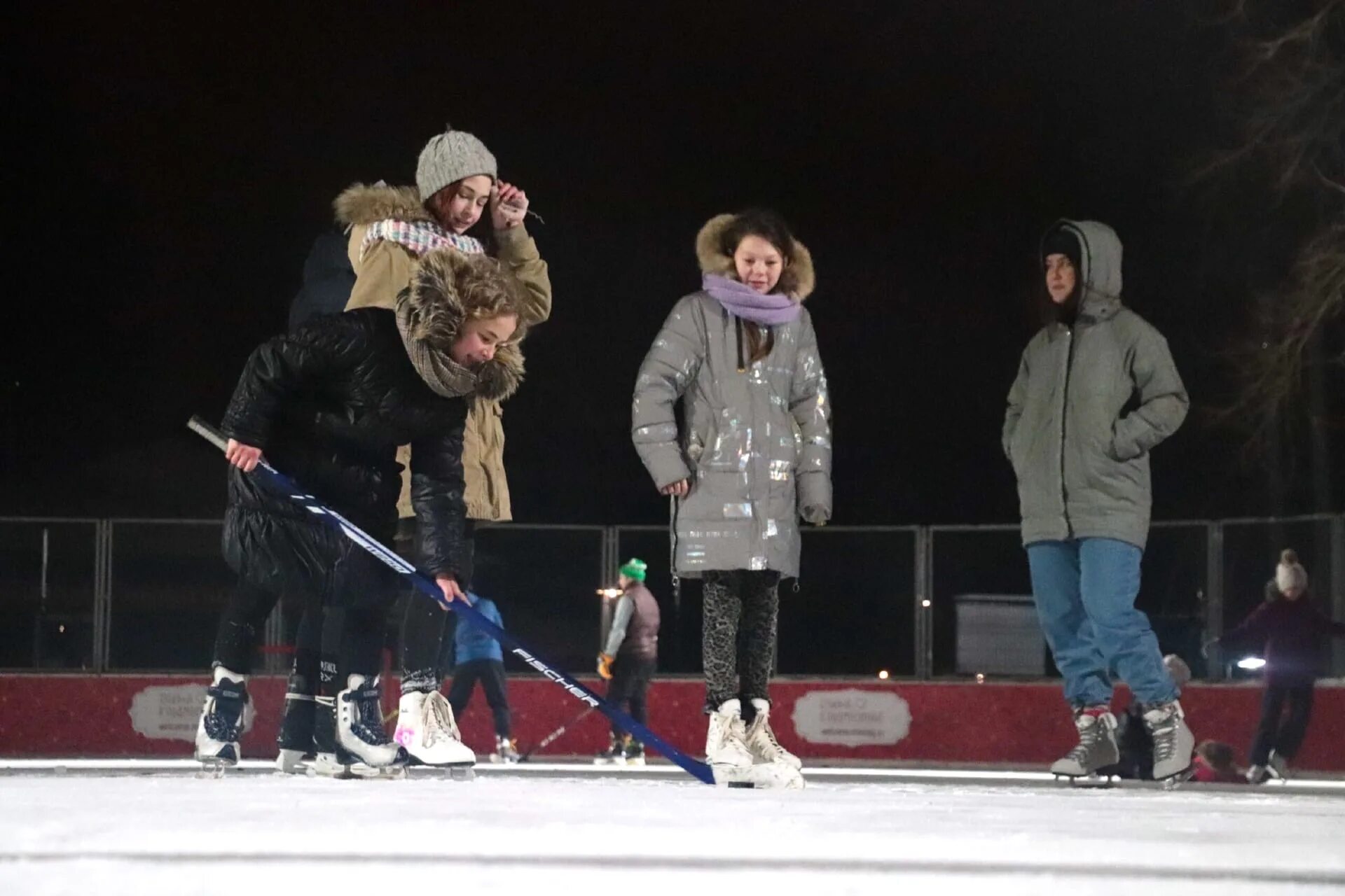 Каток в городском парке. Городской парк Обнинск каток. Каток в городском парке Обнинск. Городской каток в парке. Старый город Обнинск парк каток.