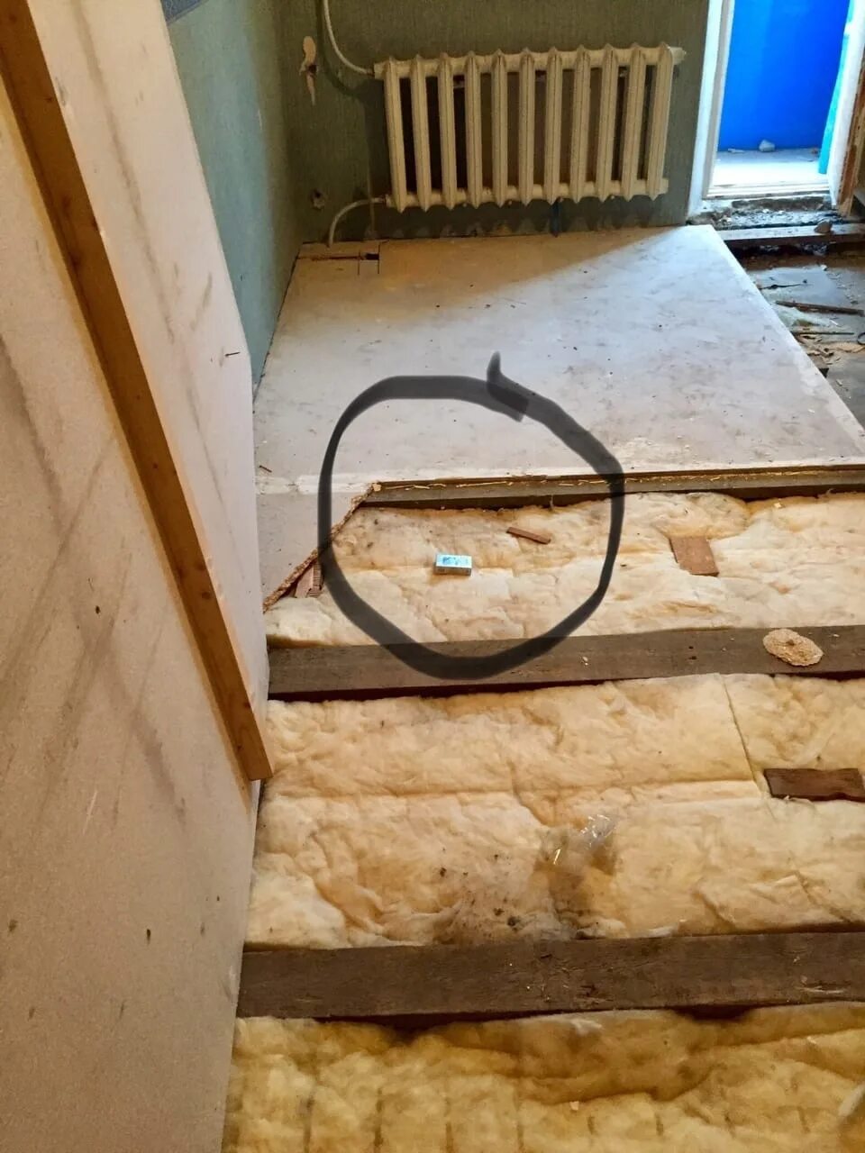 Тайник в доме. Деньги под полом. Тайник в квартире. Тайники под полом в доме. В норвегии нашли могилу викинга.