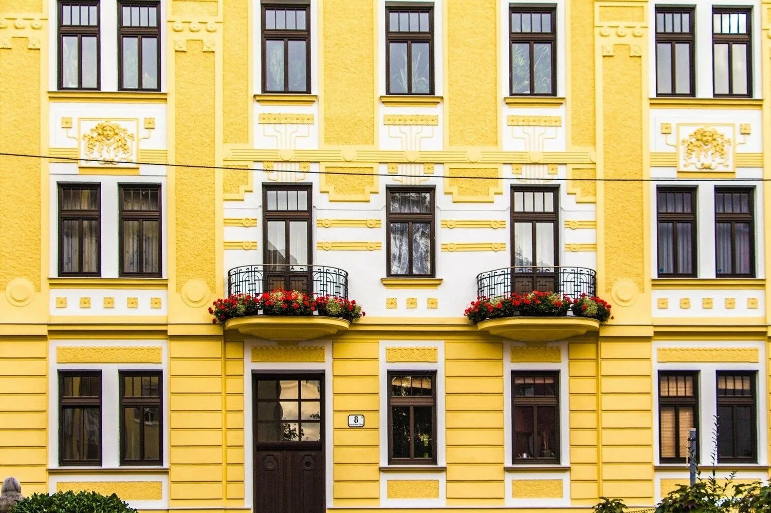 Желтый дом текст. Фасад здания. Дом с желтым фасадом. Желтое здание. Фасад старинного здания.