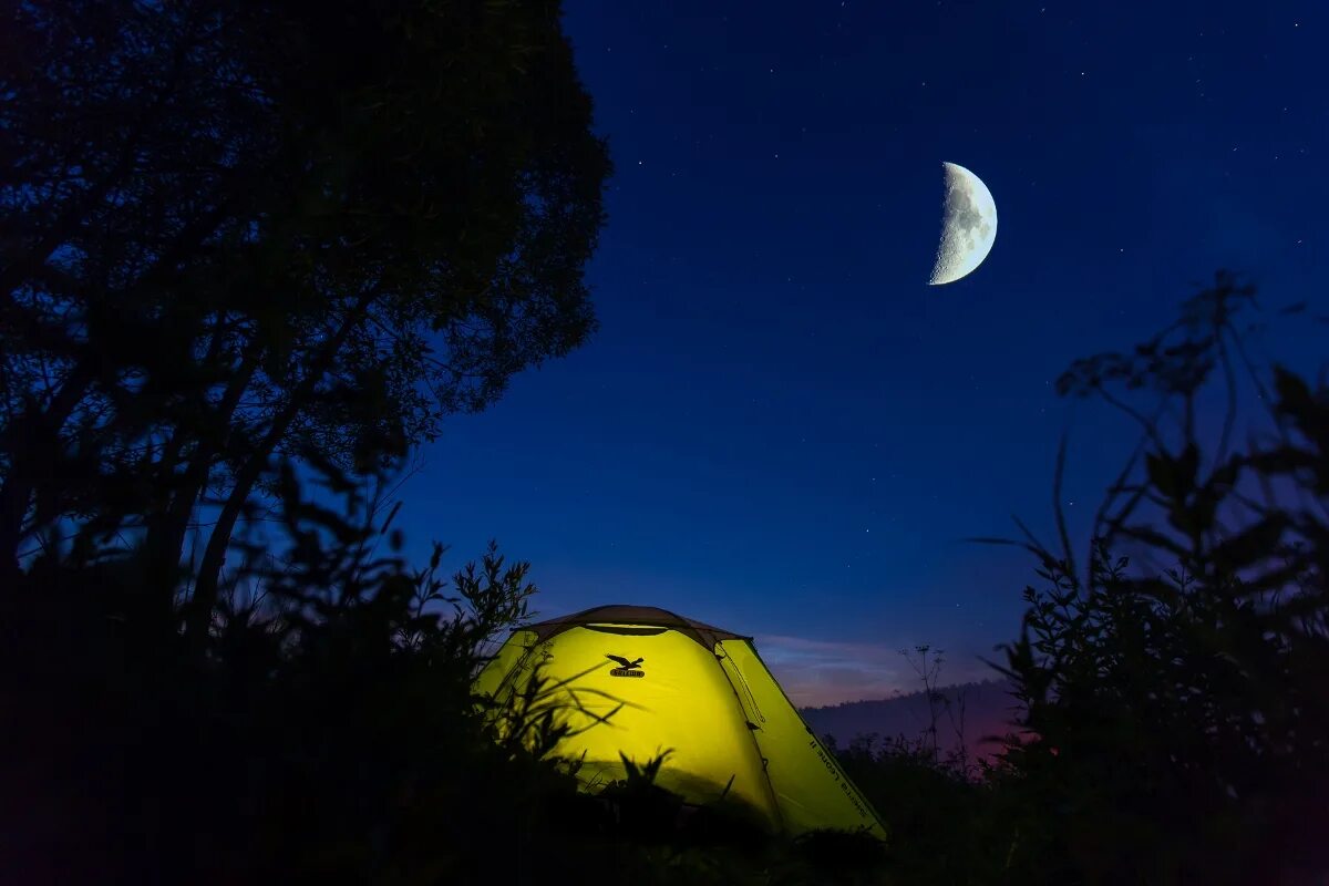 Луна освещает комнату. Палатка Луна. Палатка ночью. Палатка под звездами. Звездное небо и палатка.