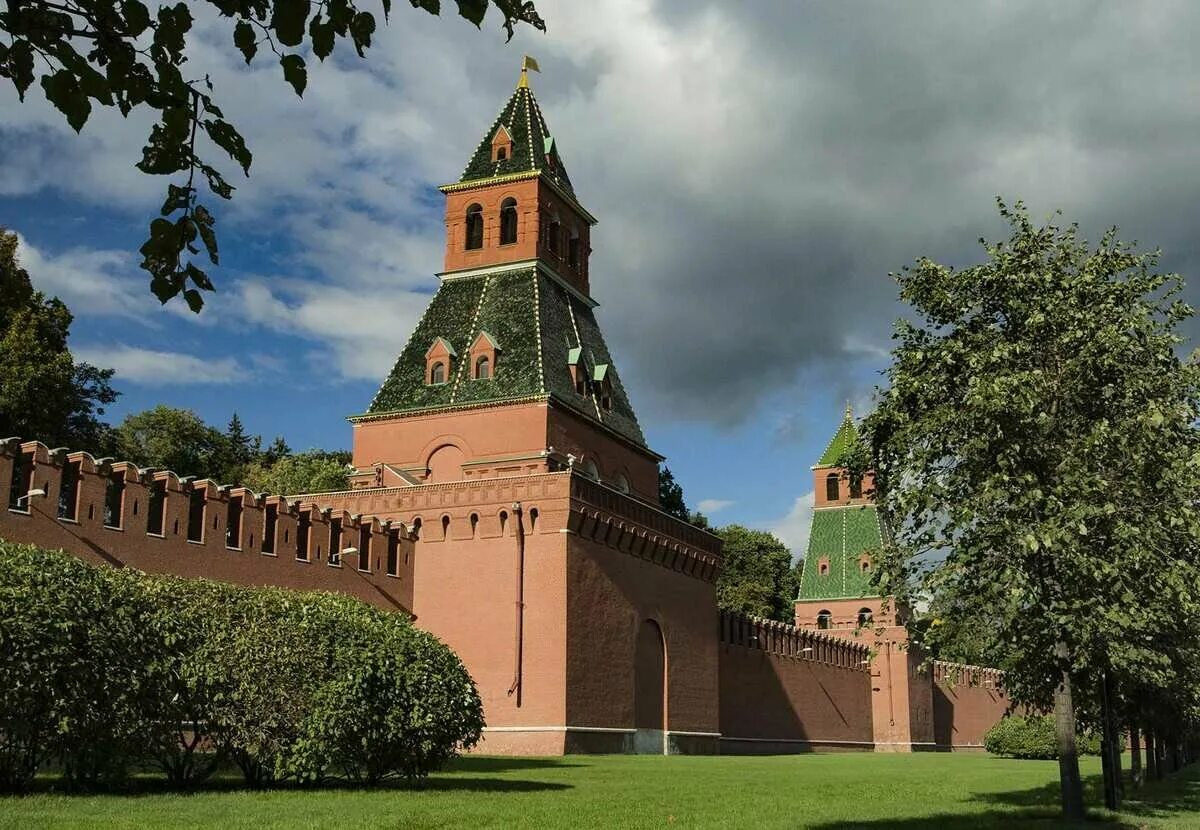 Плавный башня. Башни Кремля Тайницкая башня. Московский Кремль башни Кремля Тайницкая. Тайницкая башня Московского Кремля 1485. - 1485 – Первая башня Московского Кремля - Тайницкая.