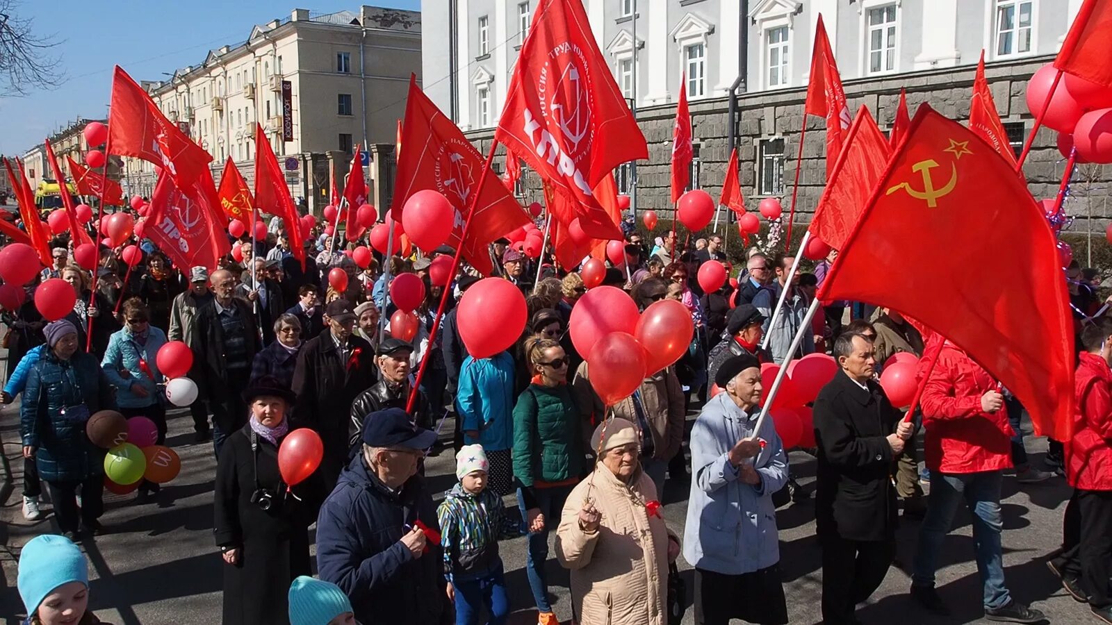 1 мая петрозаводск. Первомайская демонстрация. Первомайская демонстраци. Демонстрация первого мая. Первомайские демонстрации в России.