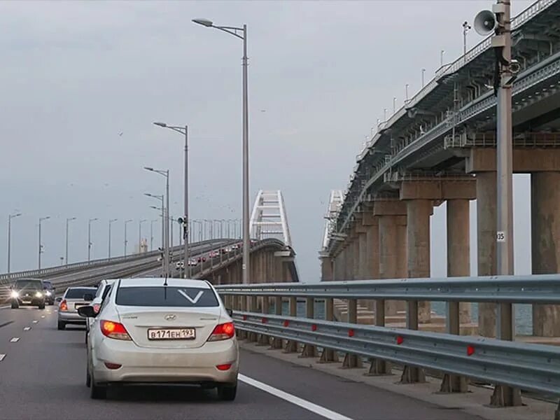 Движение по крымскому мосту сейчас. Крымский мост москва. разметка на мосту. крымский мост в огне. московский мост.