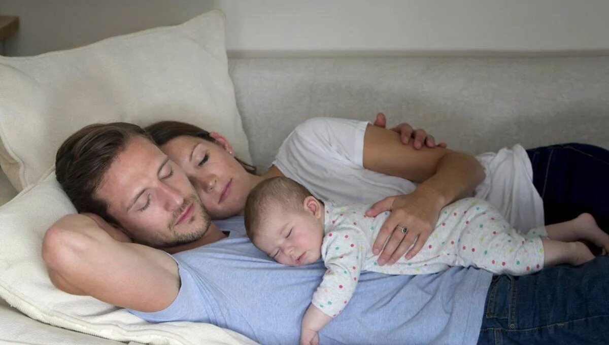 Отец укладывает сына. Sleep with daddy. Mom son dad sleeping. Спящий сын. Mom son dad sleeping.