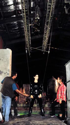 Матрица 1999 фото со съемок. Матрица тринити прыжок. «матрица» (1999) спецэффекты. Съемки матрицы 1. Съемки матрицы 1.