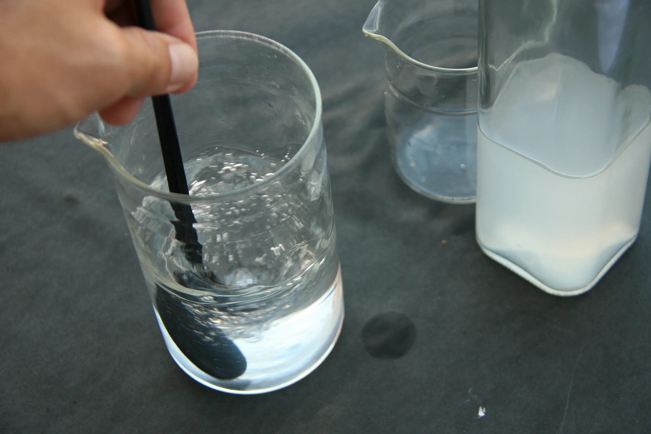 Не растворяется в холодной воде. Раствор соли. Растворов и солей в воде. Пластиковый стакан с водой. Стакан с жидкостью.
