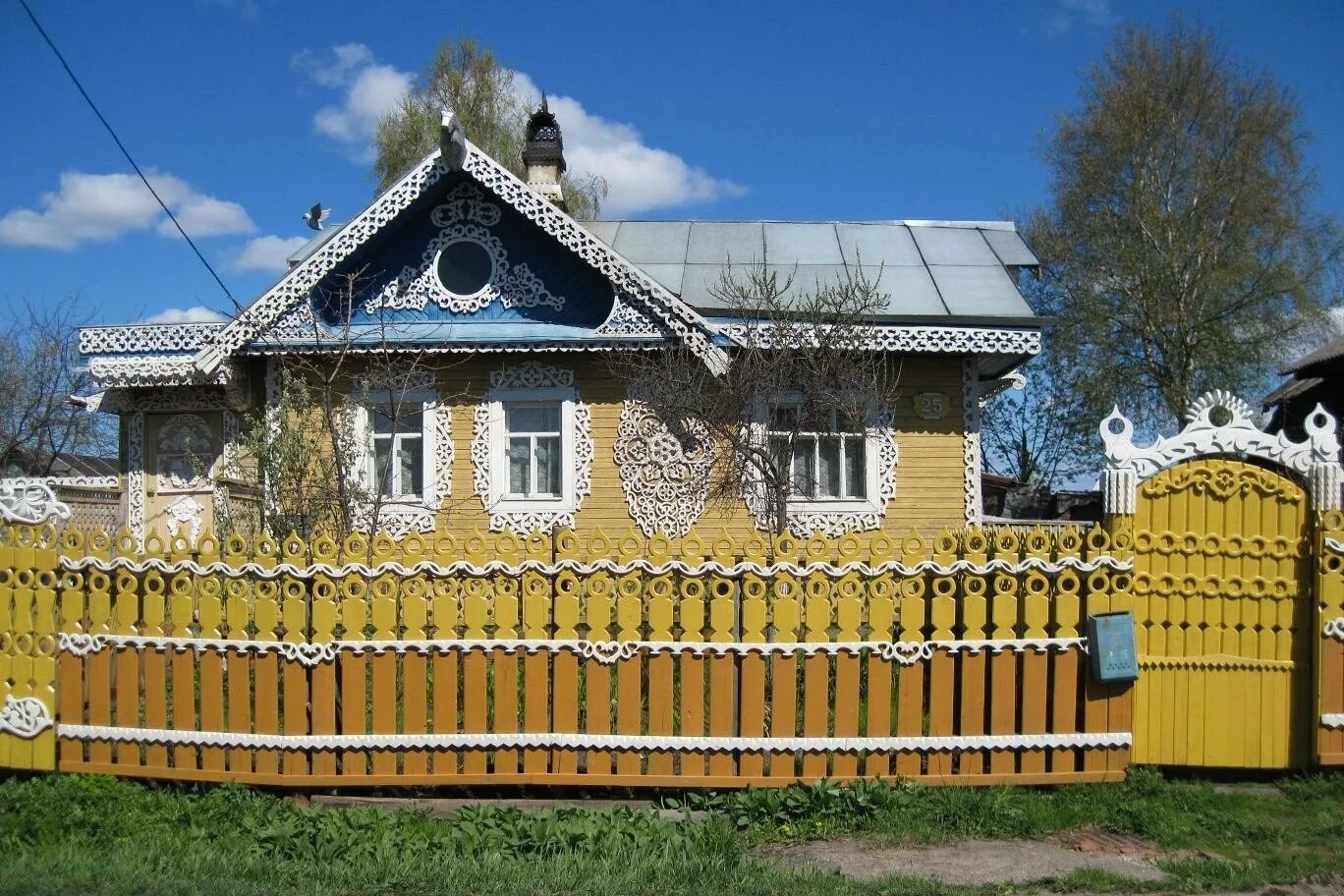 центр народных промыслов резной палисад вологда. дом с резным палисадом в вологде. дом с резным палисадом в вологде. вологда резной палисад засодимского. резной палисад квд вологды.