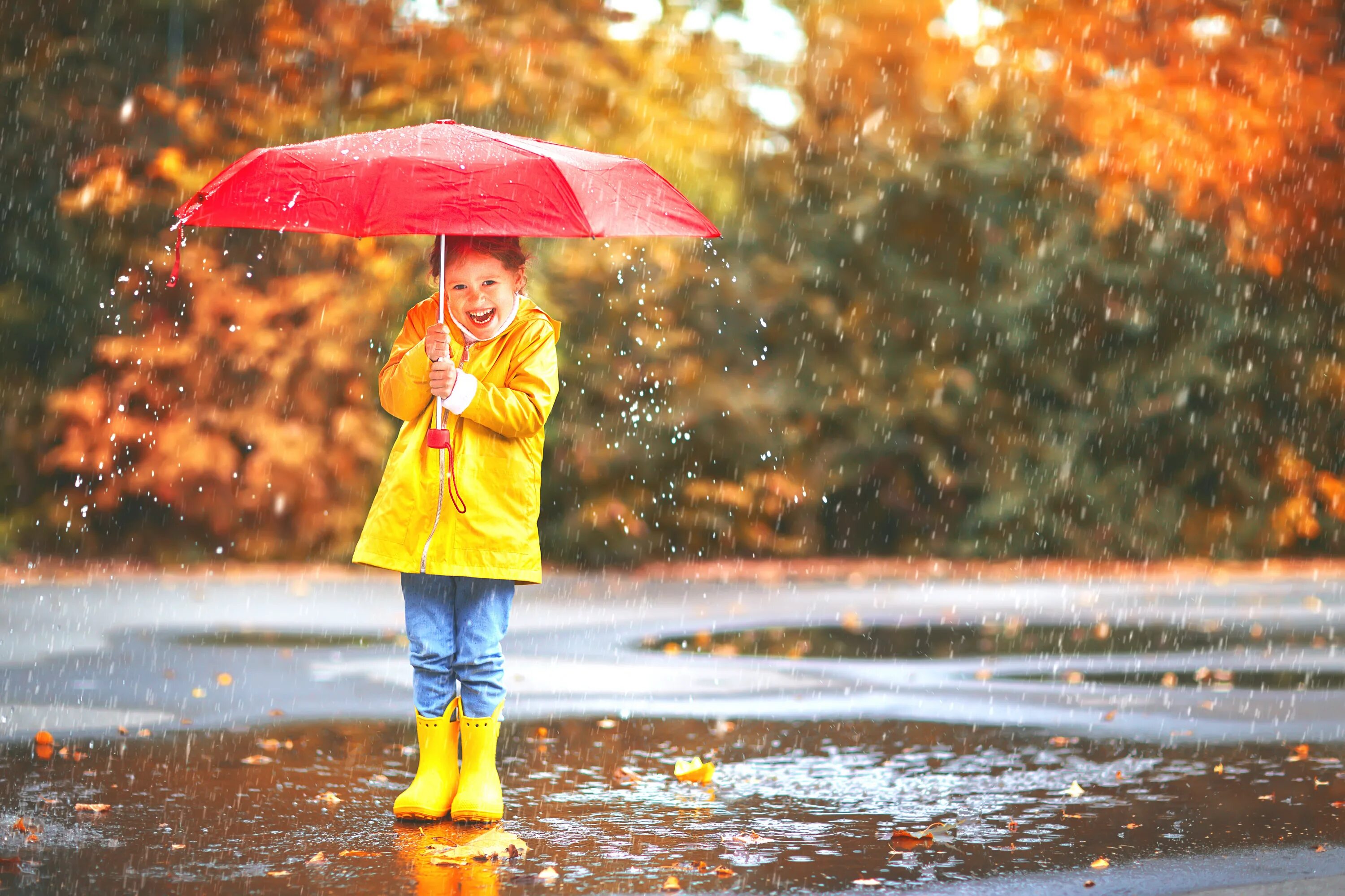 In autumn it is often. Осень дети дождь. Осень дети под зонтом. Девочка с зонтиком. Зонтик для детей.