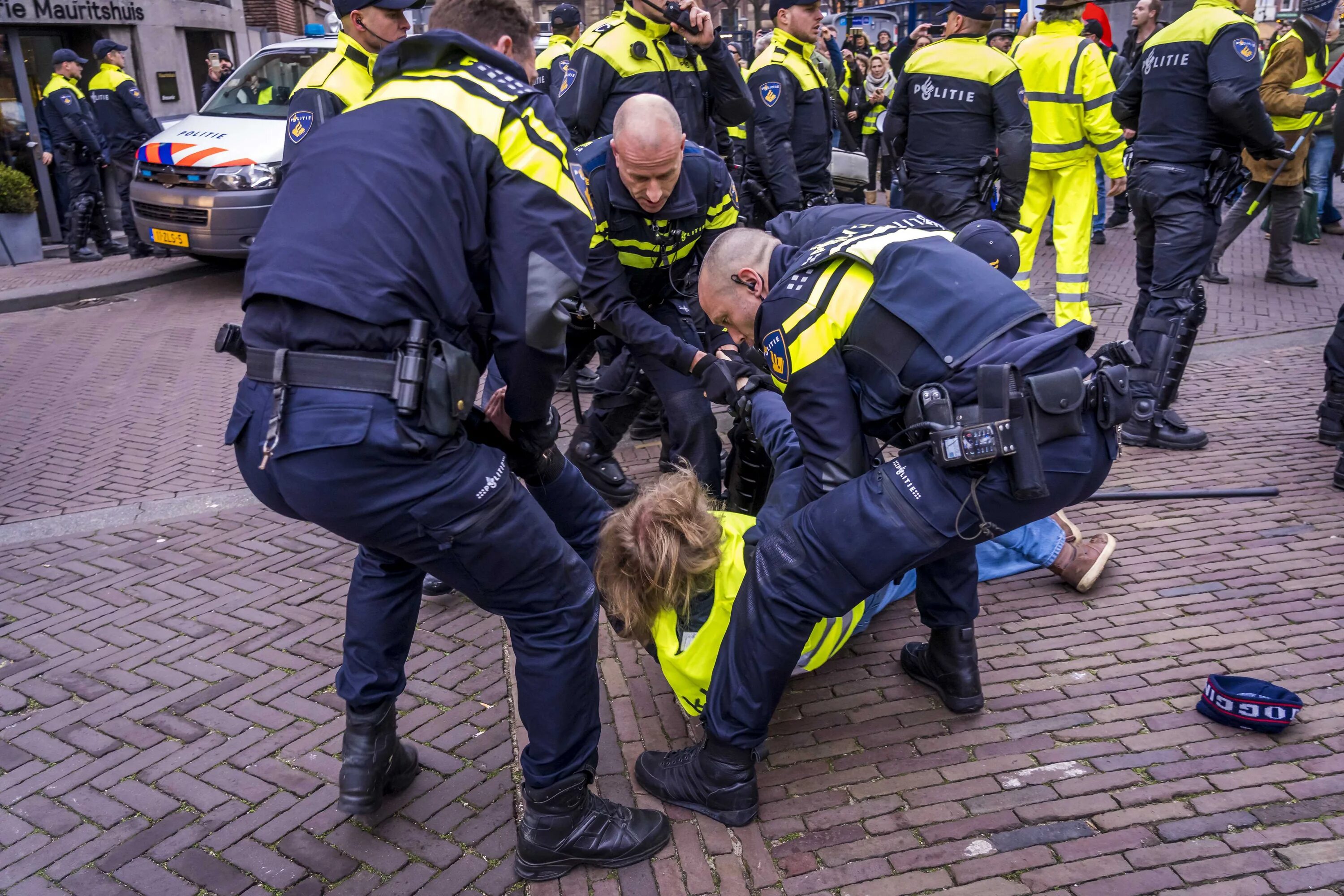 Жёлтые жилеты во Франции разгон. Полиция Франции разгон желтых жилетов. Полиция Франции. Франция полиция и желтые жилеты.
