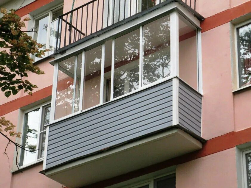 Балкон алюминиевый профиль цена. Алюминиевый балкон. Внешняя отделка балкона. Балконы застекленные алюминиевые. Балкон снаружи.