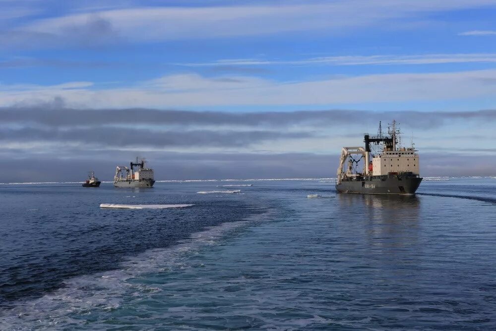 При переходе корабля из соленой воды. Остров в Северном море с корабля. Северный морской путь флот. Караван кораблей фото. Судно Северный Орел.