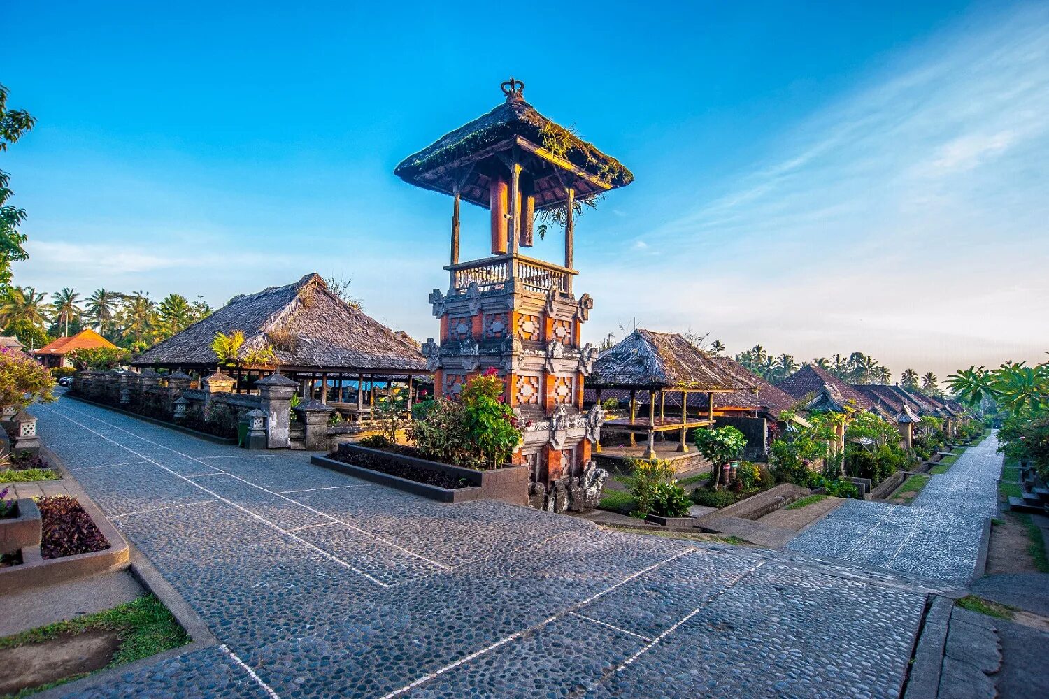 Деревня бали. Penglipuran Village Bali. Деревня мас Бали. Ворота хандара Бали. Деревня Мастеров Бали.