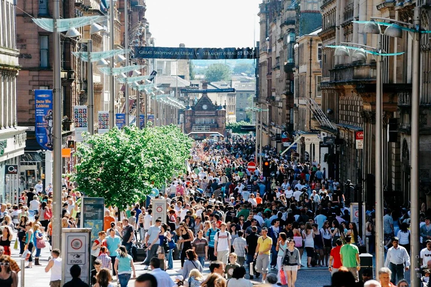 People live in scotland. Глазго Бьюкенен стрит. Бьюкенен-стрит Glasgow Scotland. Население Глазго. Глазго город люди.