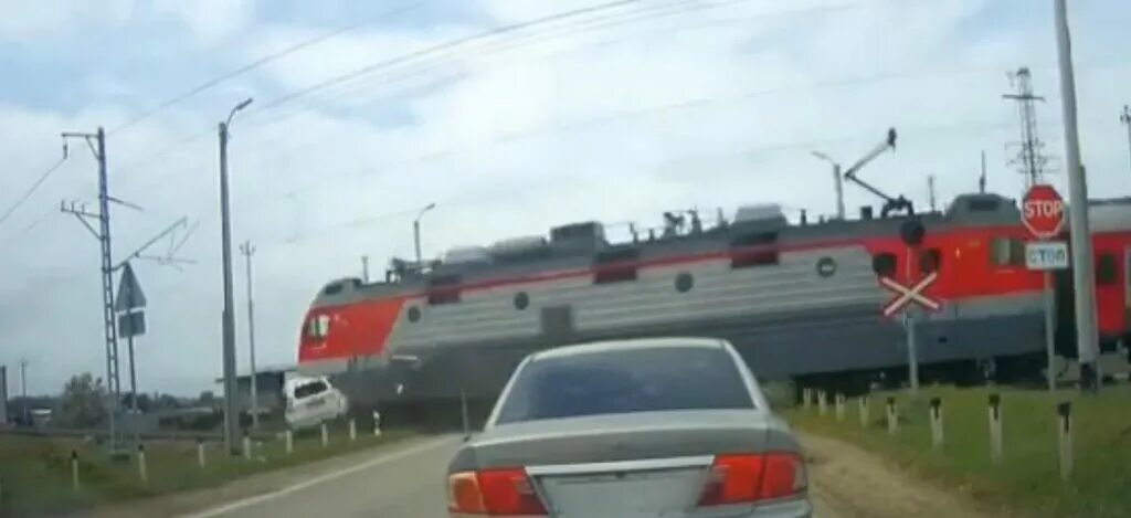 Переезд сбитого. Переезд сбитого. Дтп в ухоловском районе рязанской области. Машина вечером. Столкновение поезда с машиной.