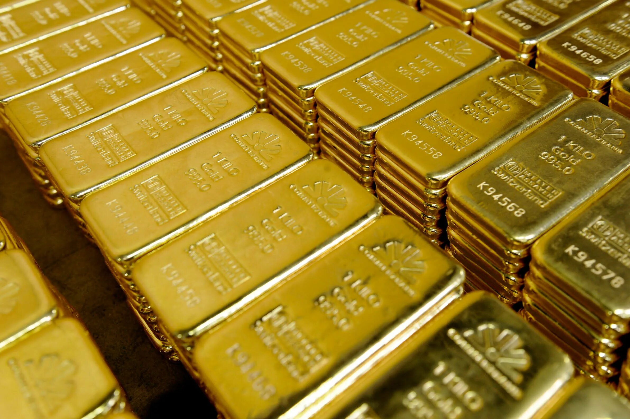 Тонна золота. 8000 тонн золота в рублях. 8000 тонн золота в рублях. 8000 тонн золота в рублях. Бронзовый слиток.