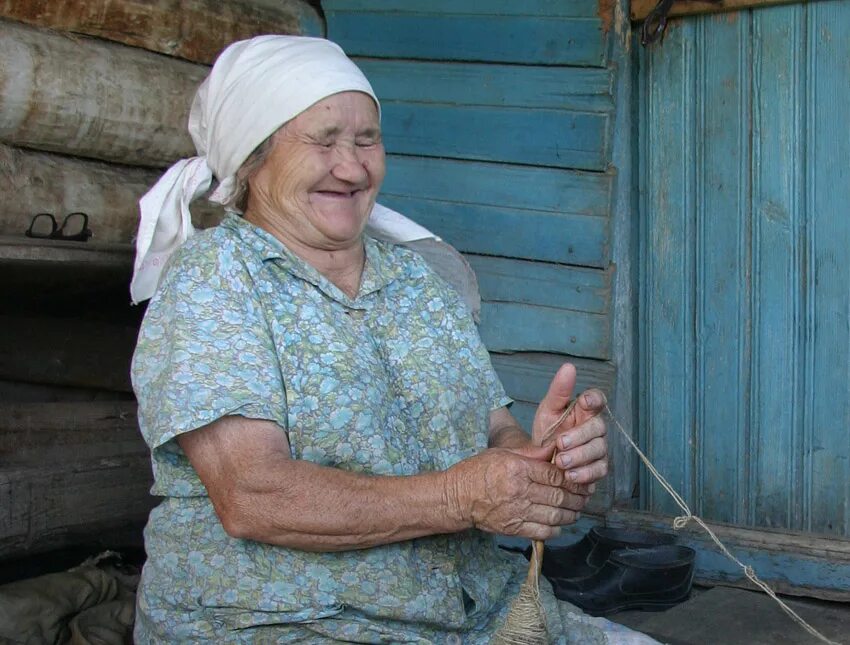 бабушка у окна. бабушка в деревне. целительница в деревне. деревенская бабушка. старушки в глухой деревне.