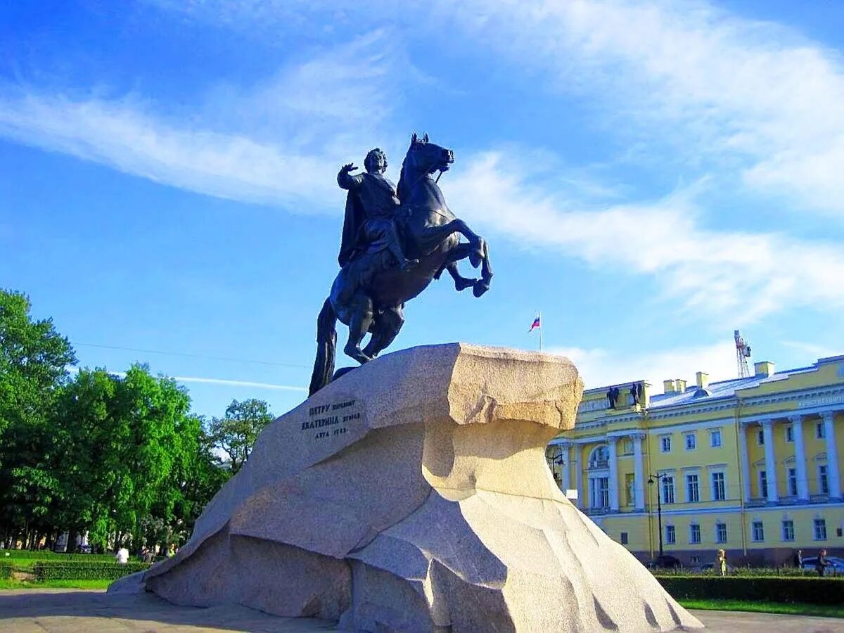 Какие памятники в 18 году. Медный всадник памятник Петру 1. Памятник Петру 1 на Сенатской площади в Петербурге. Памятник Петру великому медный всадник. Памятник Петру i в Петербурге медный всадник.