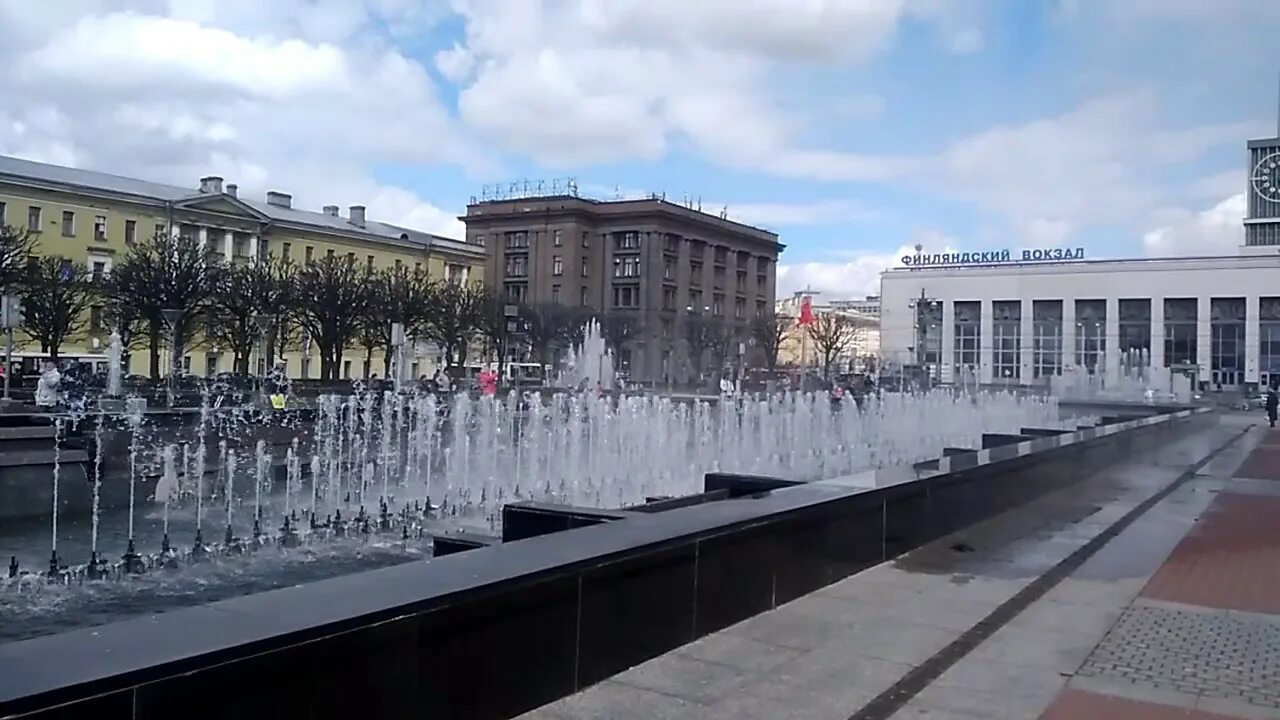 Пл ленина спб. Площадь Ленина Финляндский вокзал. Фонтаны СПБ Финляндский вокзал. Поющие фонтаны у Финляндского вокзала. Фонтан на площади Ленина в Санкт-Петербурге.