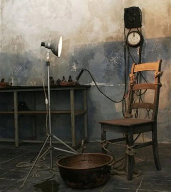 Музей пыток в Гааге Нидерланды. Комната допроса. Комната пыток современная. Место пыток