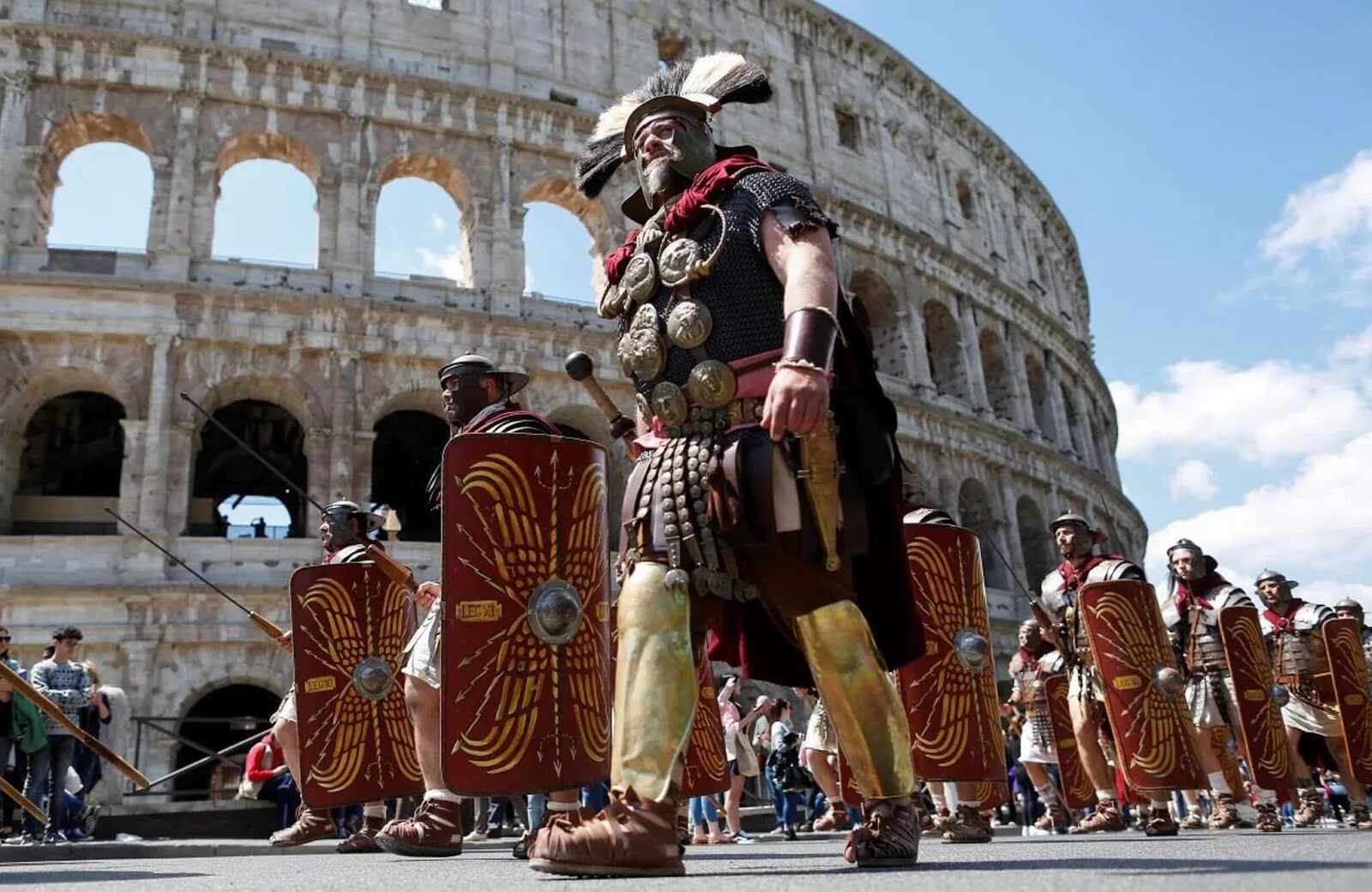 Гладиатор это в древнем риме. Амфитеатр Колизей в Риме Гладиаторы. Колизей в древнем Риме гладиаторские бои. Древний Рим Арена гладиаторов. Гладиаторские бои в древнем Риме.