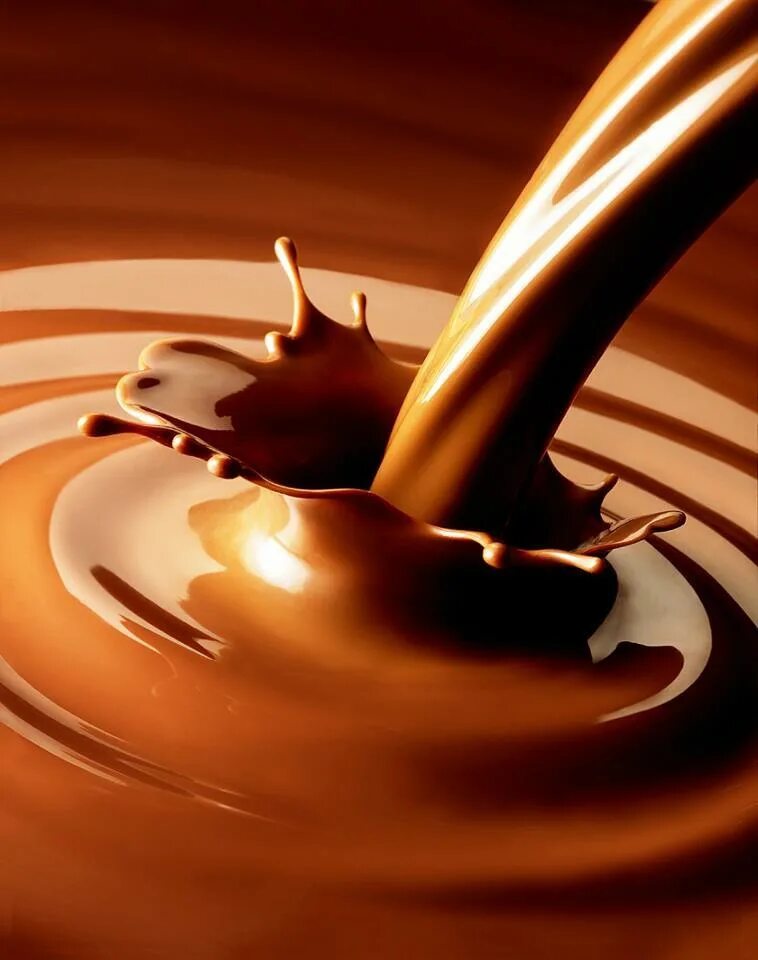 Шоколад стекло. Брызги шоколада. Жидкий шоколад. Карамельный фон. Стекающий шоколад.
