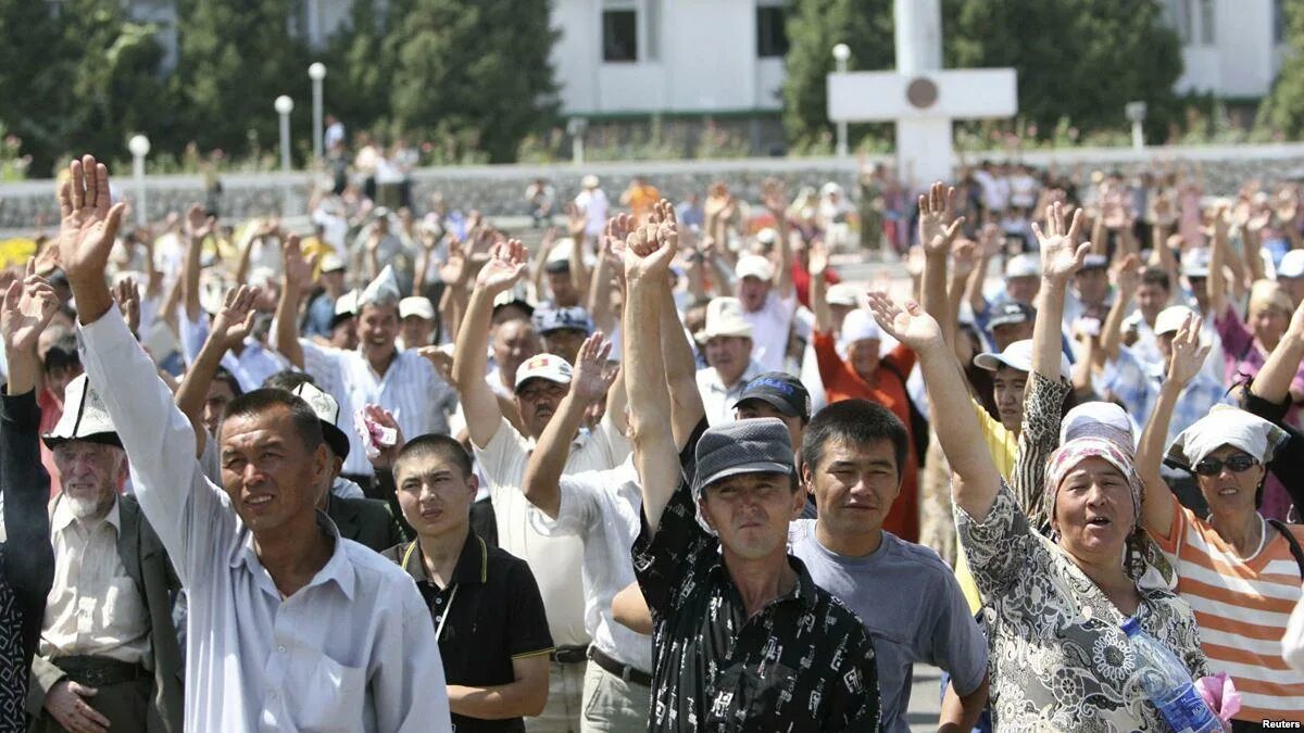 Киргизия население численность. Население Кыргызстана 2023. Толпа киргизов. Населенность Киргизии. Бишкек жители.