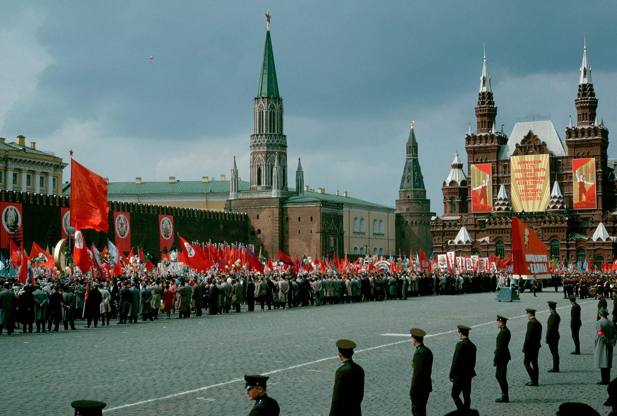 Москва Советский Союз красная площадь. Первомайская демонстрация на красной площади 1979. Красная площадь в СССР 1950г. Первомайская демонстрация 1989 красная площадь. Ссср рашивроваеватся