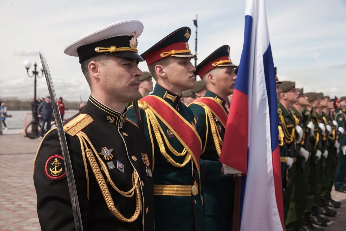 День победы 7 мая. Победоносное Знамя. 7 Мая праздник. Поднятие Знамени Благовещенск. 7 Мая фото.