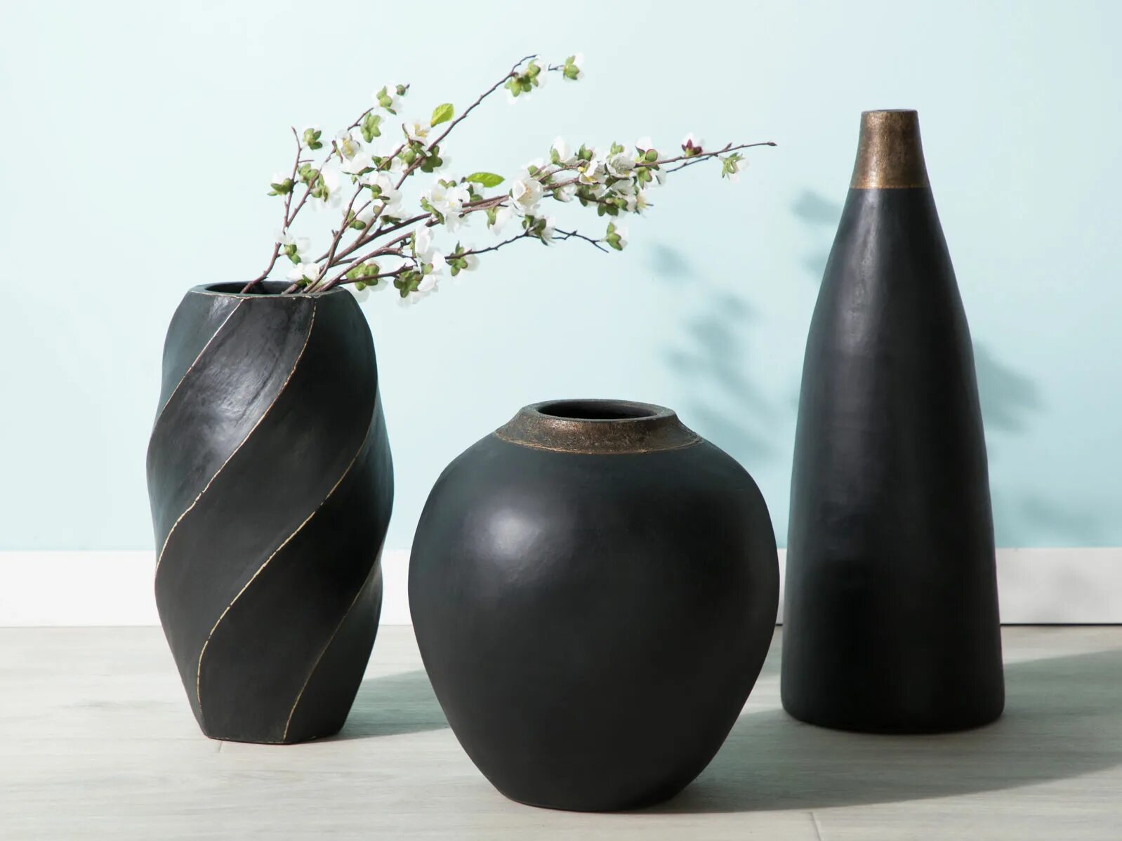 Вазы в землю. Black Vase. Черная матовая ваза. Ваза в черно Красном цвете.