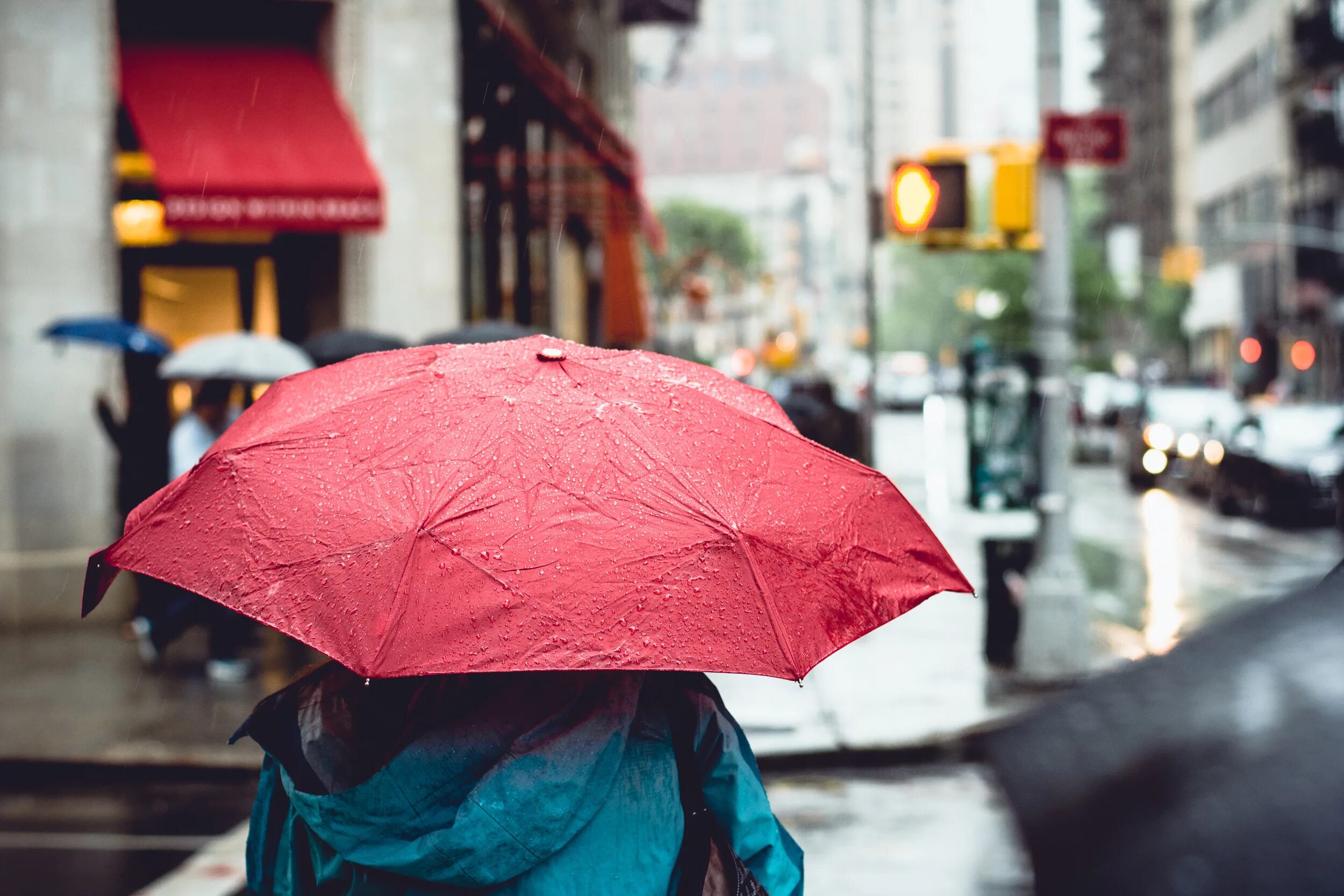 Зонтик г. Зонт под дождем. Человек под зонтом. Под зонтом. Улица с зонтиками.