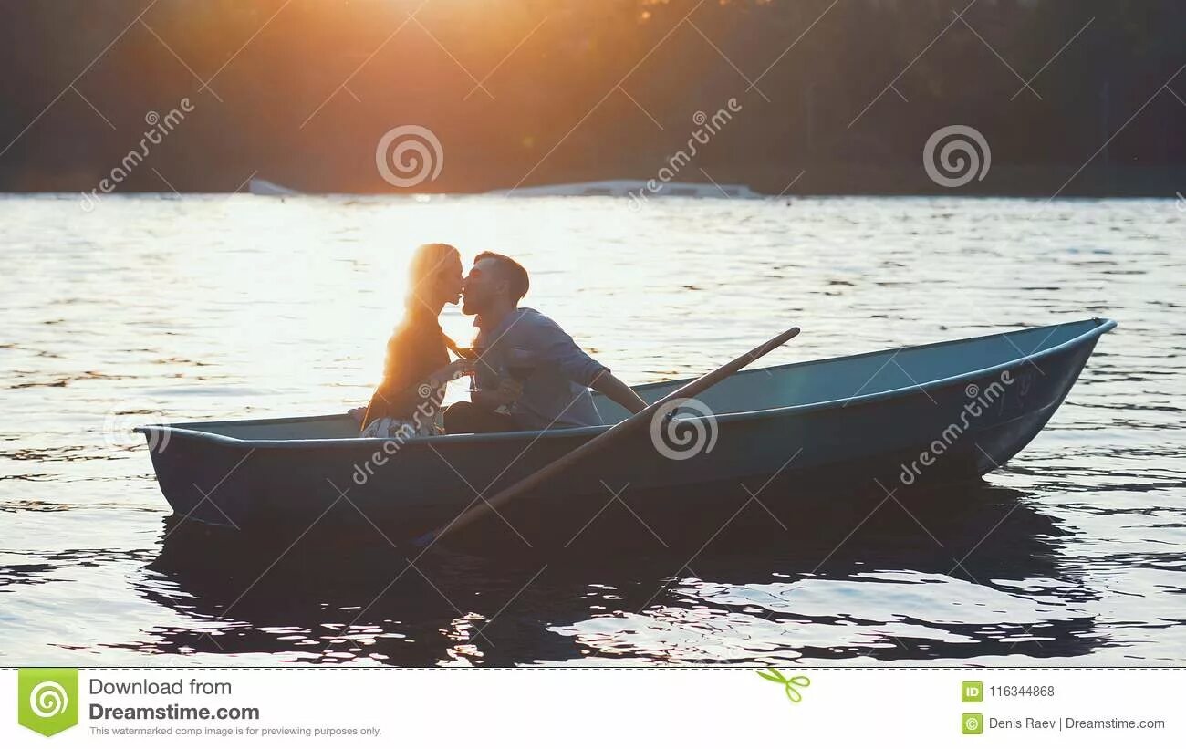 Семья в лодке. Наша лодка любви. Три лодки любви. Три лодки любви. Влюбленные в лодке.