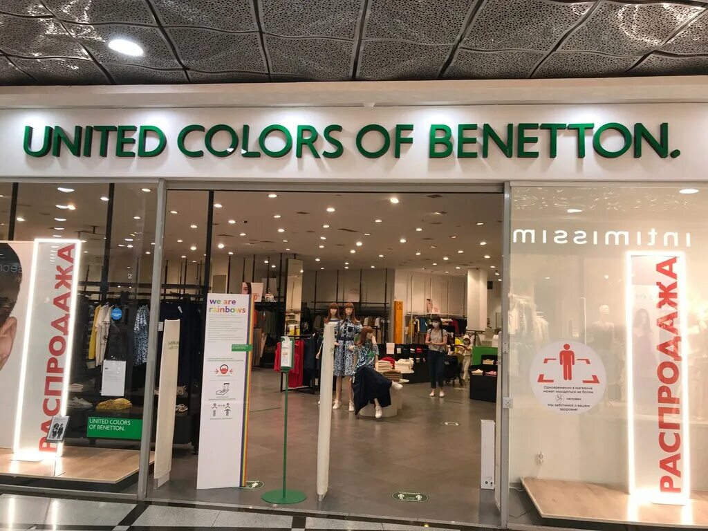Витрина бенеттон. Витрина бенеттон. Benetton магазин. Бенеттон краснодар. Бенеттон волгоград.