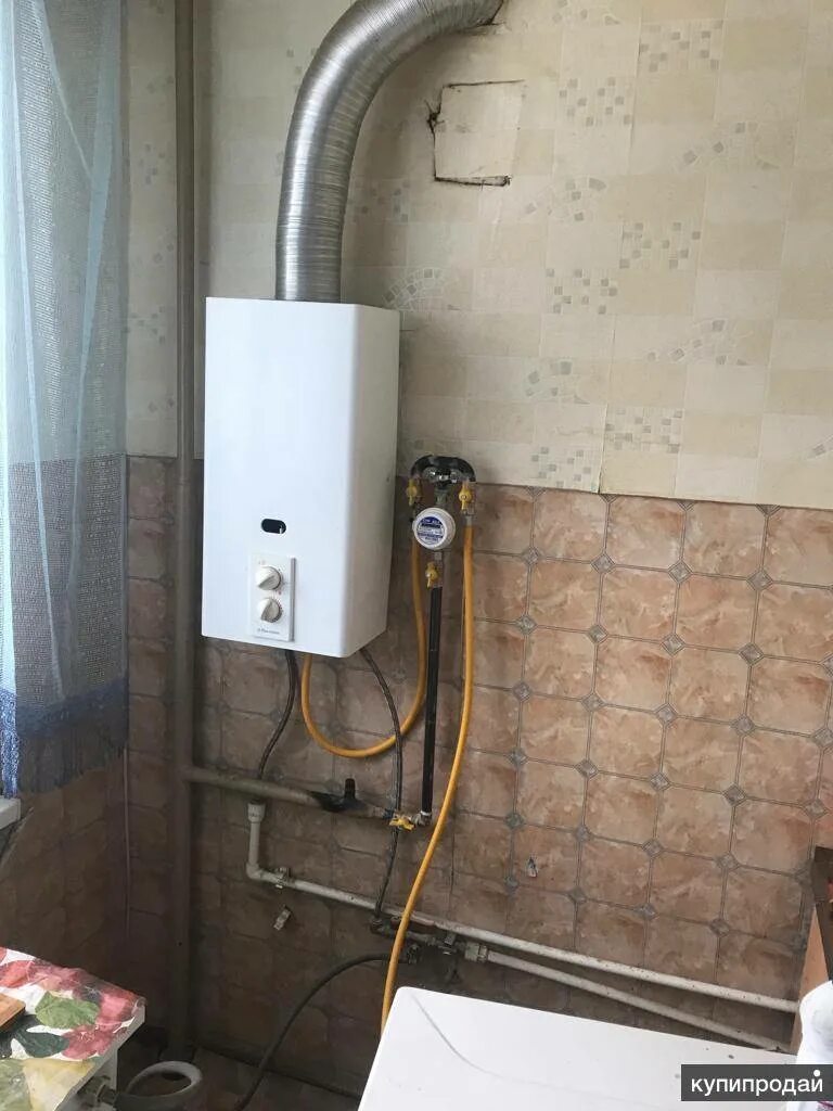 Можно ли поставить колонку в квартире. Подключить дымоход к газовой колонке электролюкс. подвод труб к газовой колонке. газовый счетчик на плиту и колонку. дымоход для газовой колонки.