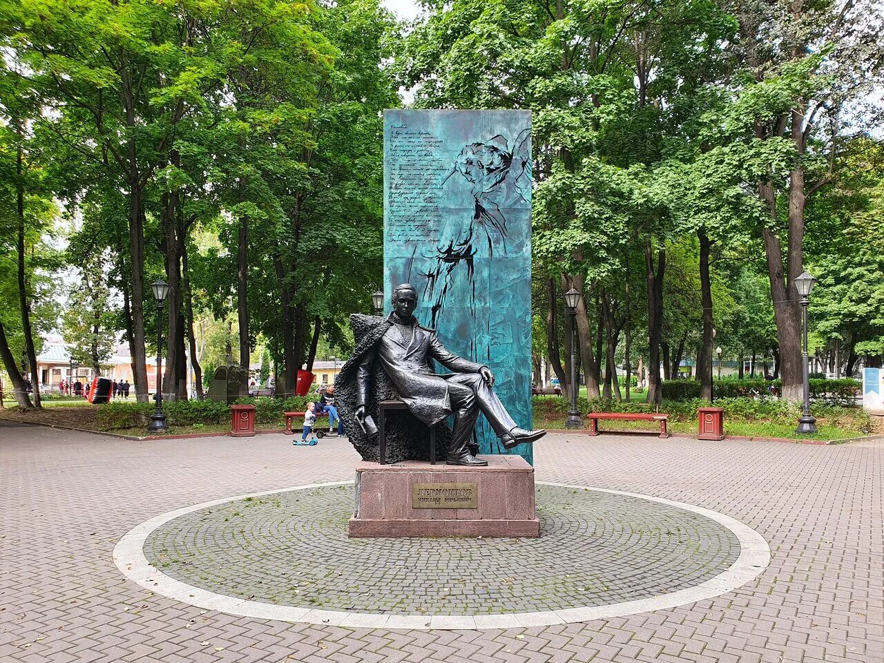 памятник кинорежиссеру евгению карелову подольск. подольск скульптуры. памятник михаилу юрьевичу лермонтову подольск парк талалихина.