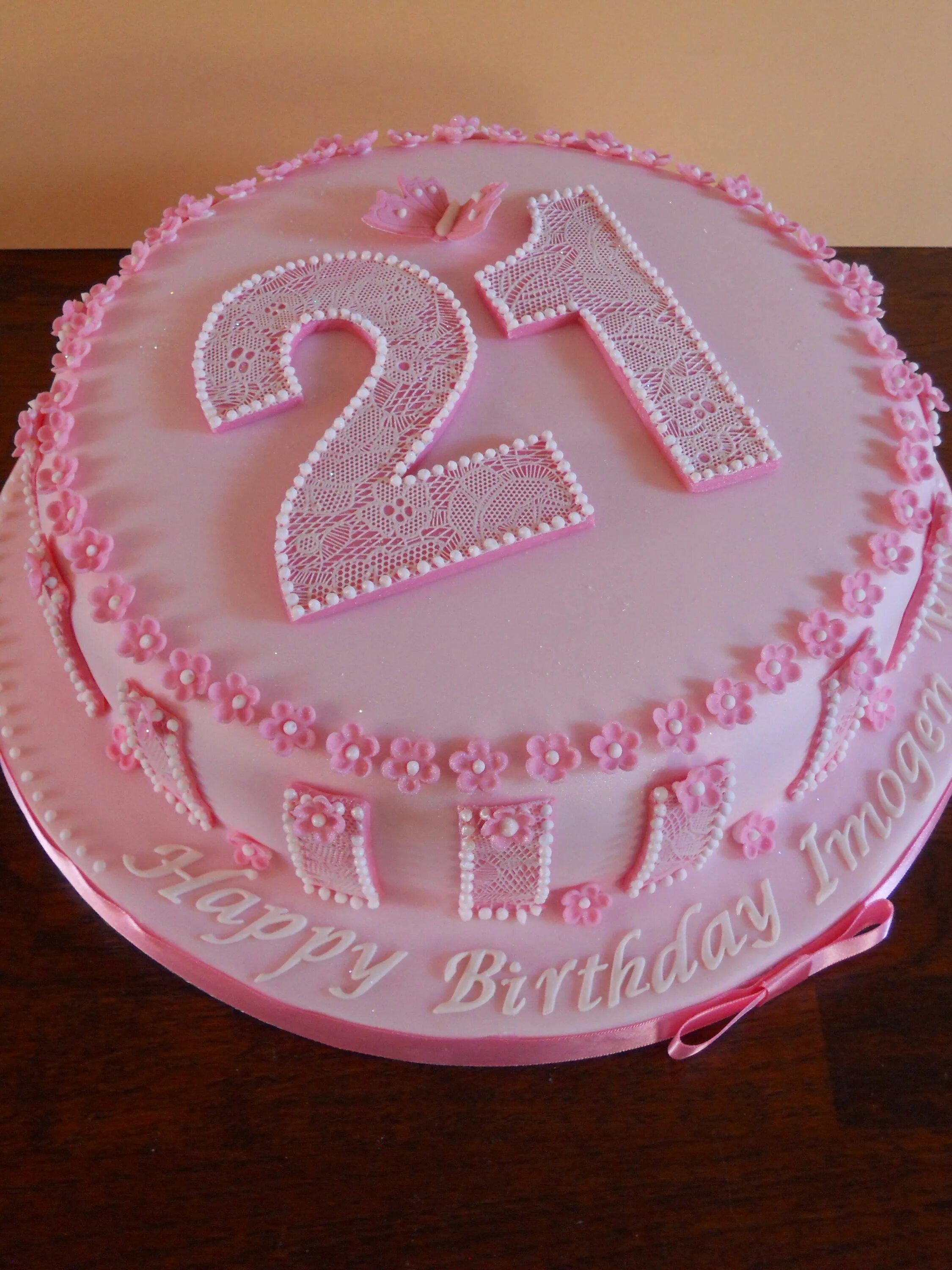 Торт девушке 22. Торт с днем рождения!. Украшение торта на 20 лет девушке. Торт для девочки 17 лет.