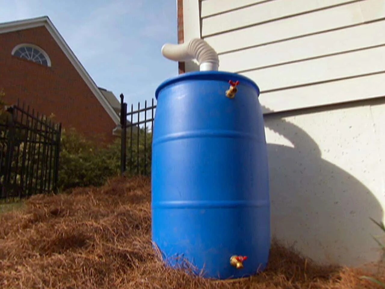 В бочке 130 литров воды. Дождевая бочка Rain Barrel 100 литров. Емкость для сбора дождевой воды. Бачок для воды. Перелив с бочки в бочку.