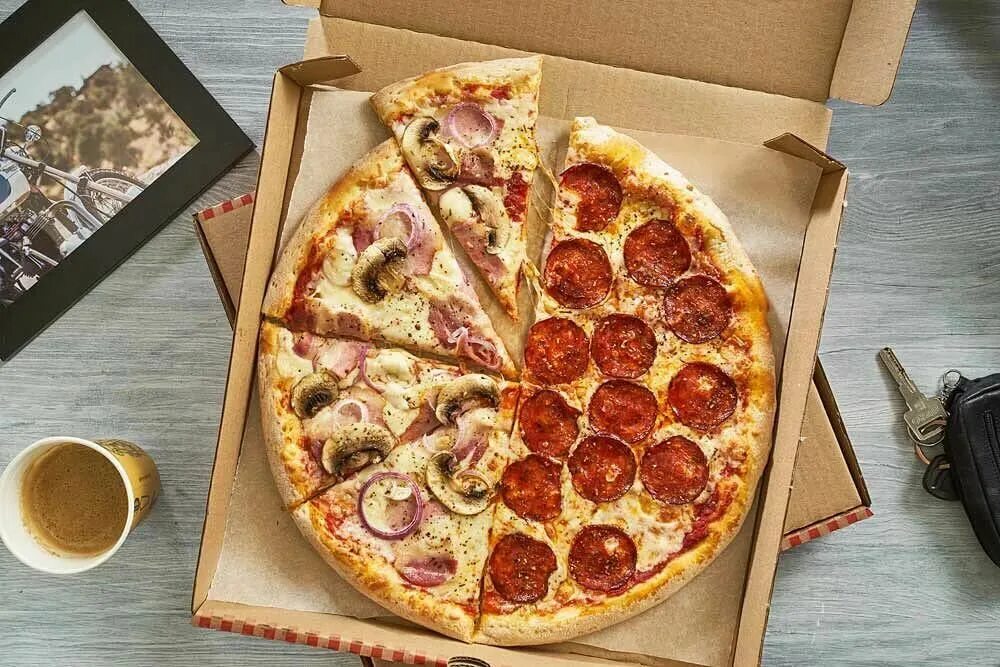 "Пицца". Пицца в коробке. Пицца в коробочке. Пицца половинки. Почему пицца круглая а коробка