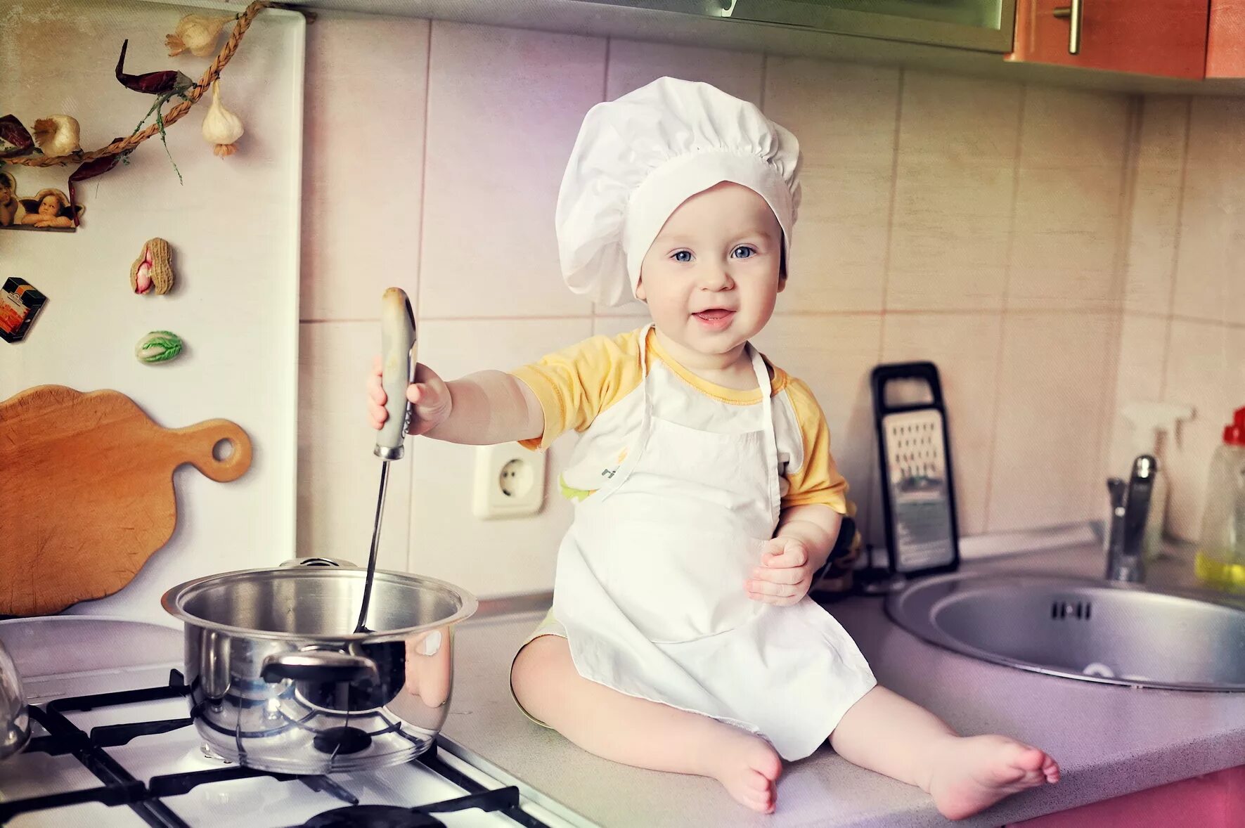 Кухня для детей. Фотосессия малыша на кухне. Кухня фотосессия деток. Маленький повар. Варить малышу