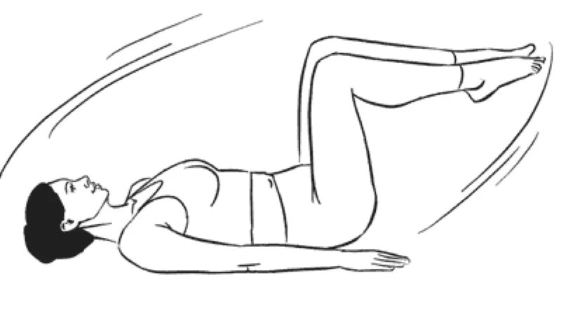 Лежать в вертикальном положении. Лежа на спине ноги согнуты в коленях. Упражнения для выпрямления ног. Упражнения лежа на спине. Лежа на спине руки вдоль туловища.