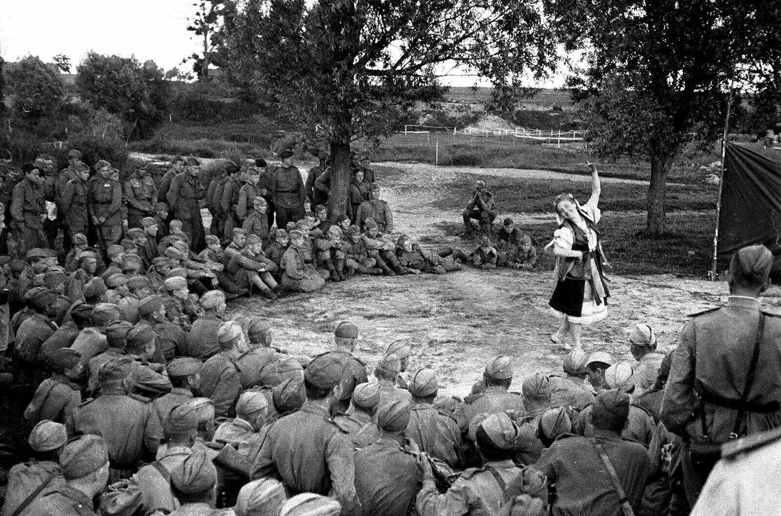 Культура в военные годы. Фронтовые бригады 1941-1945. Фронтовые бригады артистов в годы Великой Отечественной войны. Театры в годы Великой Отечественной войны фронтовые бригады. Концертные фронтовые бригады ВОВ.