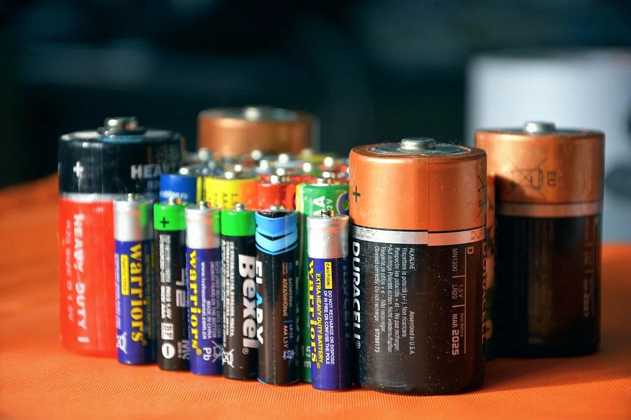 лайфхак с батарейкой. батарейки из алюминиевых банок. батарейка из алюминиевой банки. самоделки из пивной банки. поставь видео батарейки.