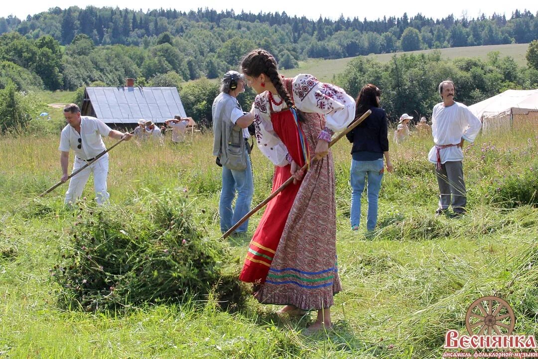 Сенокос в дождь. Сенокос в Мураново. Праздник сенокоса в Мураново. Сенокос Гаврилов Посад.