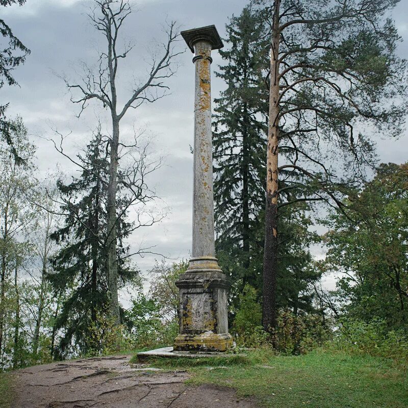 Монрепо колонна. Колонна двух императоров Монрепо. Монрепо парк Выборг колонна. Парк Монрепо колонны. Колонны остановились