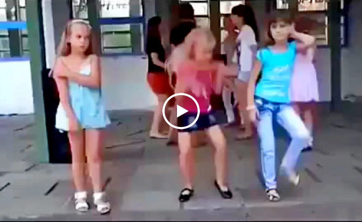 Там девочки танцуют песня. Прикольный танец девочки. три вида девушек на дискотеке. девочка танцует под. показала мальчику.