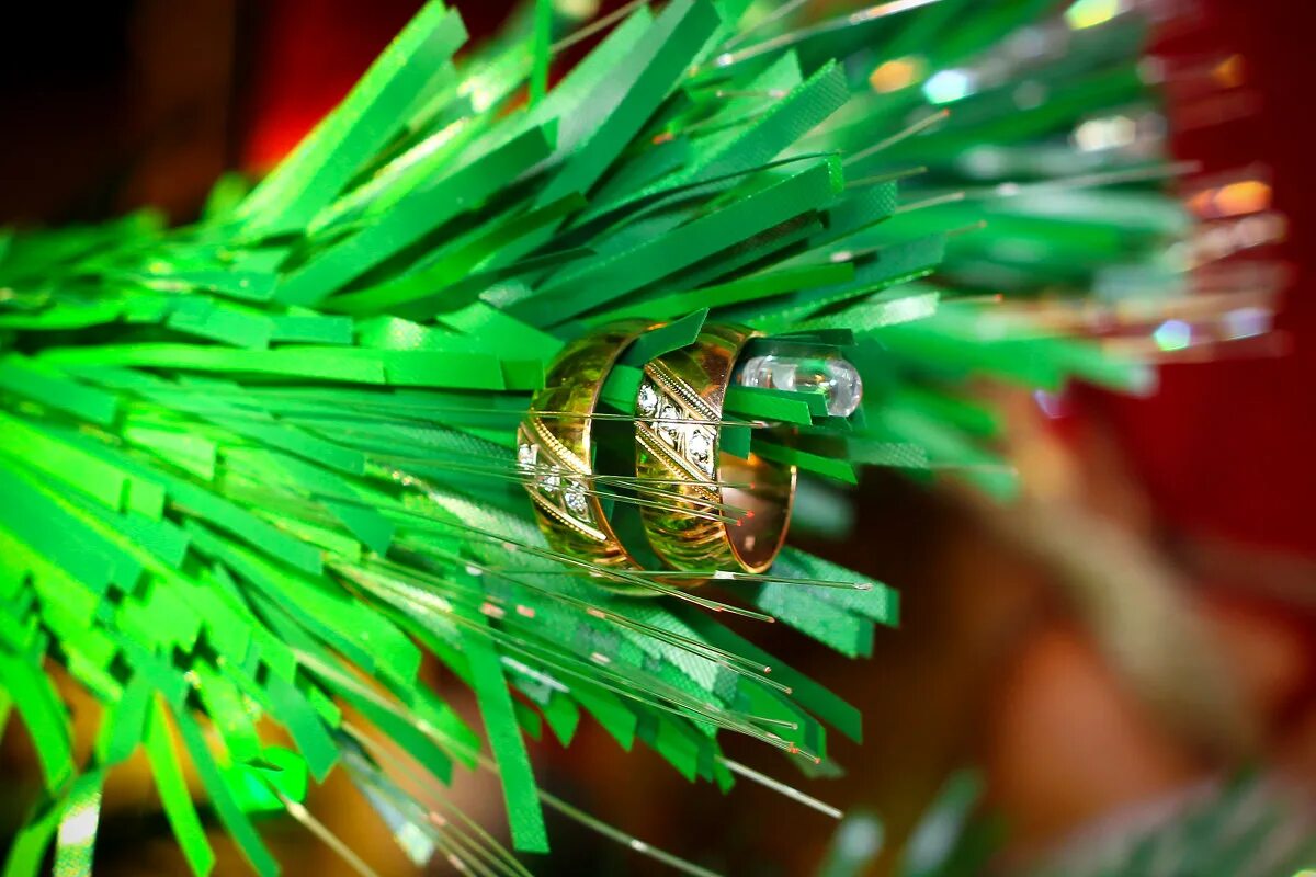 Кольцо на елку новогоднюю чтобы выйти замуж. Кольцо на елку новогоднюю чтобы выйти замуж. Елка кольцами. Кольцо елочка. Помолвка.