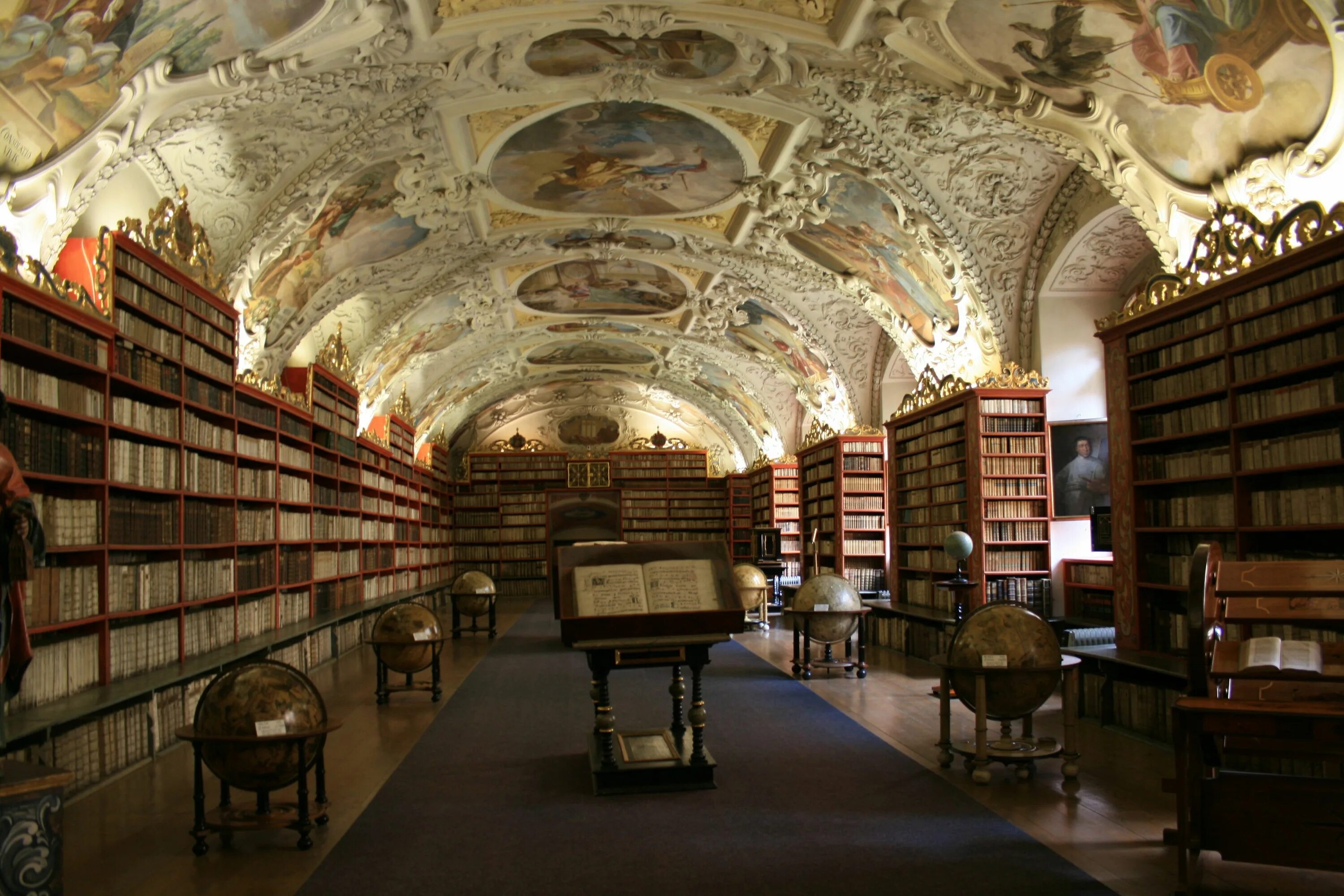 Библиотека в ней находится. Прага Страховская библиотека. Страговский монастырь библиотека. Страговский монастырь в Праге. Библиотека Страговского монастыря в Праге.